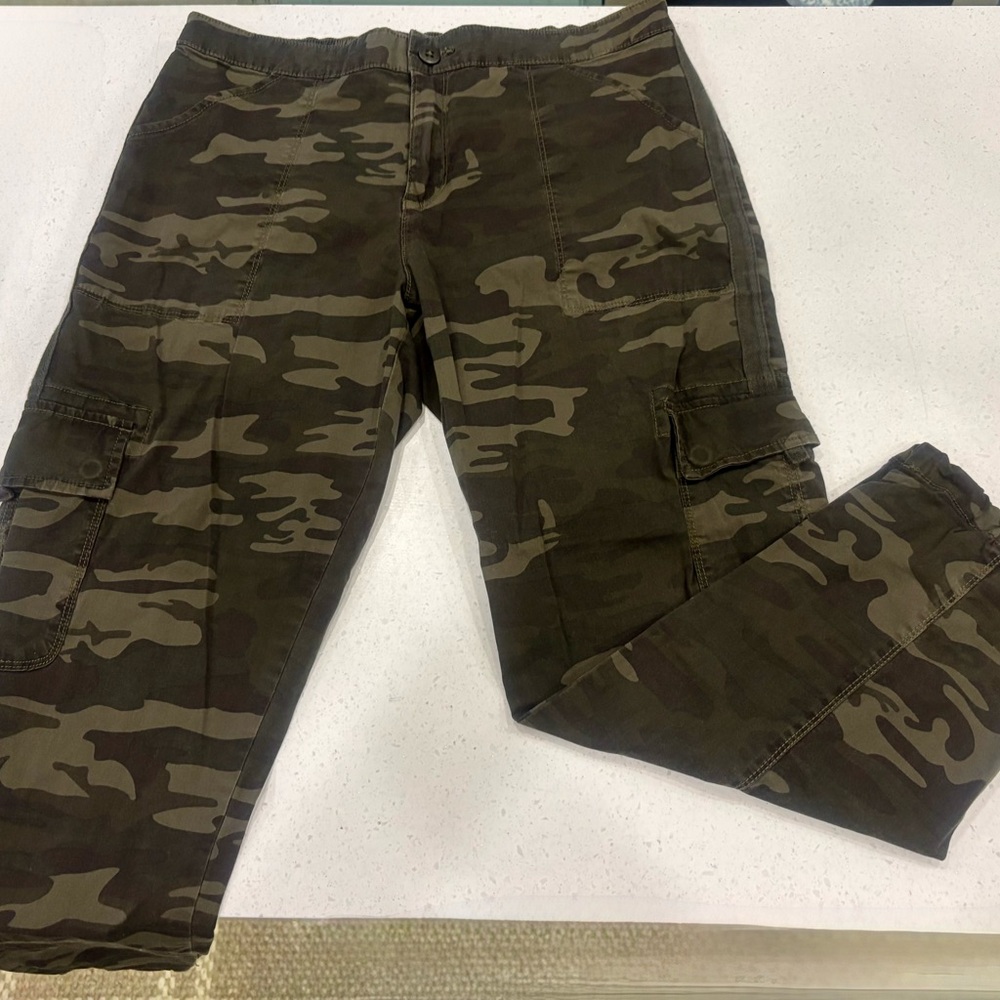 Sanctuary Womens Camo Ankle Cropped Pants Cute! Size M